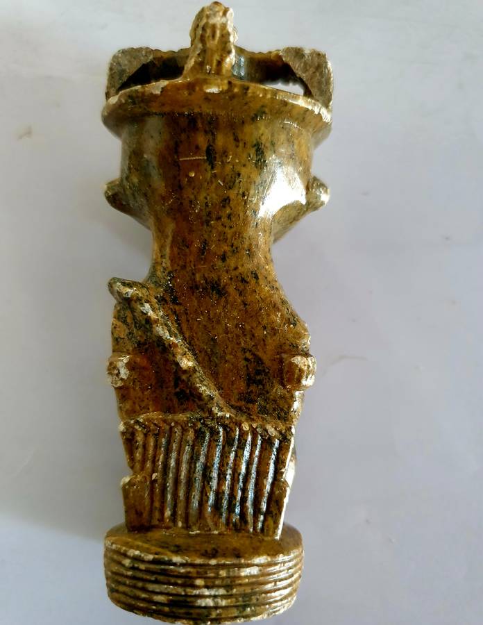 VINTAGE GREEN & BROWN HAND CARFED, POLISHED SOAP STONE AFRICA MOTIF CHESS PIECES.  2.10 KG.
