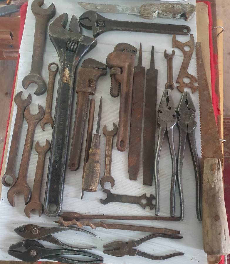 ANTIQUE THICK METAL TOOLBOX WITH 25 X ANTIQUE TOOLS. AS FOUND. SEE PHOTOS.