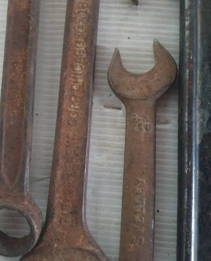 ANTIQUE THICK METAL TOOLBOX WITH 25 X ANTIQUE TOOLS. AS FOUND. SEE PHOTOS.