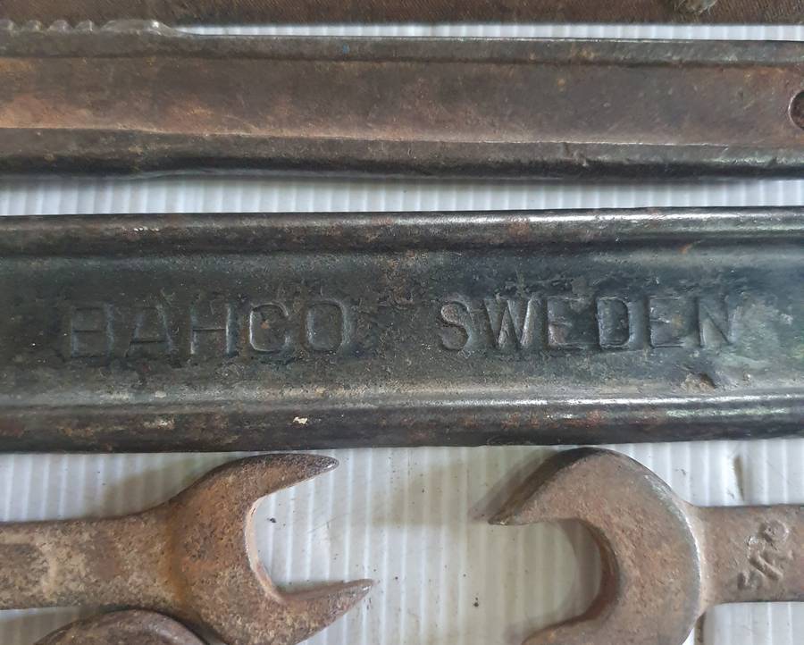 ANTIQUE THICK METAL TOOLBOX WITH 25 X ANTIQUE TOOLS. AS FOUND. SEE PHOTOS.