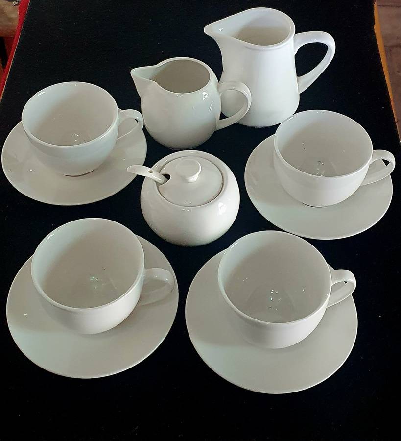 Maxwell Williams Porcelain White Basics Tea set. 13 pieces