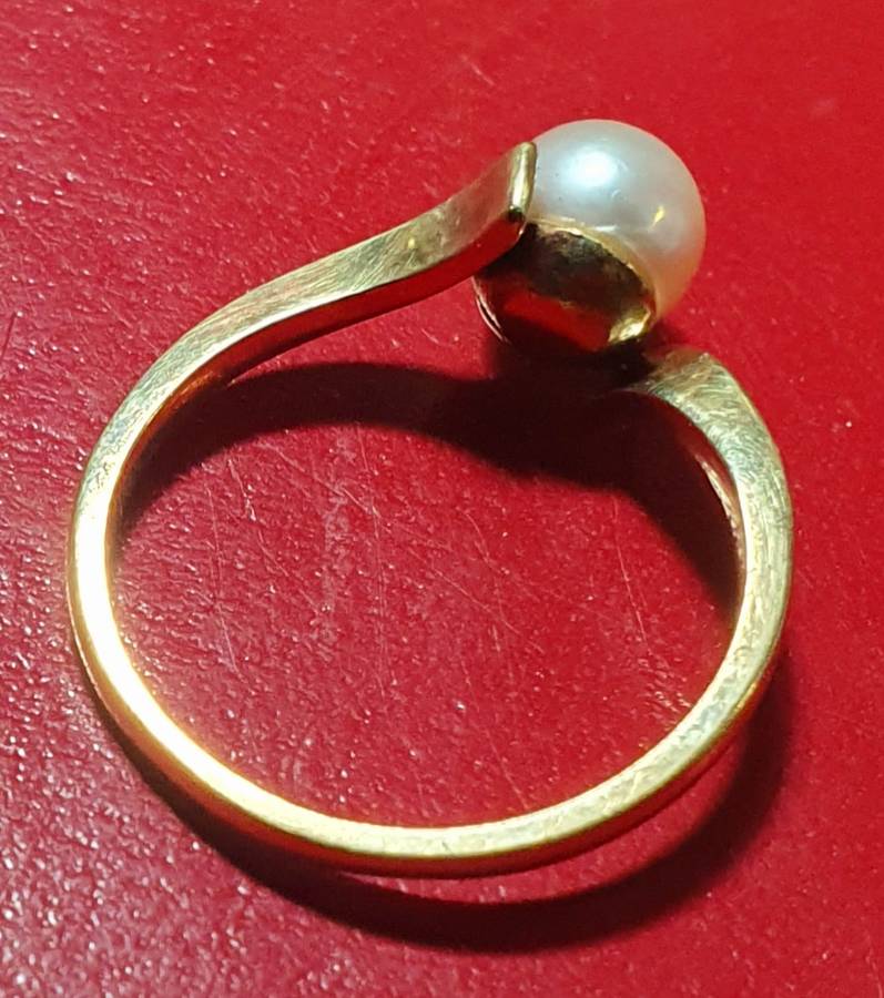 9 CT GOLD RING WITH AKOYA PEARL. SIZE L. ( 16.3mm)