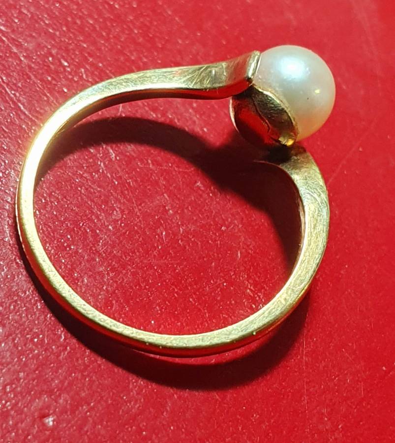 9 CT GOLD RING WITH AKOYA PEARL. SIZE L. ( 16.3mm)