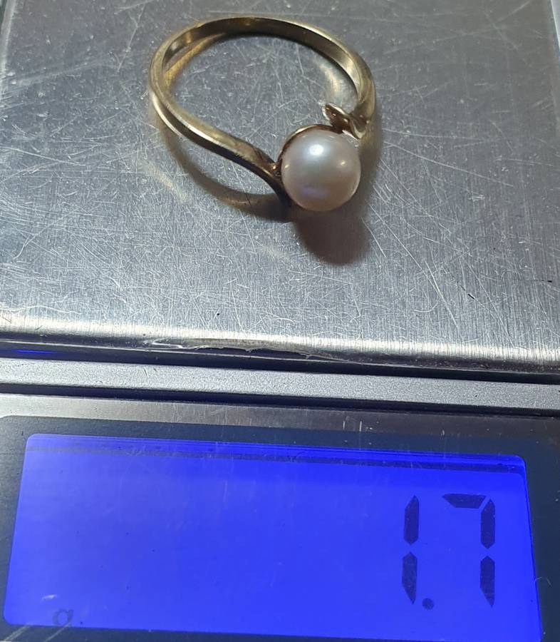 9 CT GOLD RING WITH AKOYA PEARL. SIZE L. ( 16.3mm)