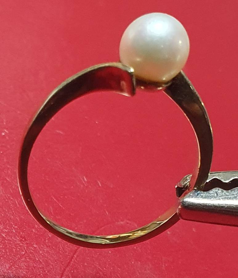 9 CT GOLD RING WITH AKOYA PEARL. SIZE L. ( 16.3mm)