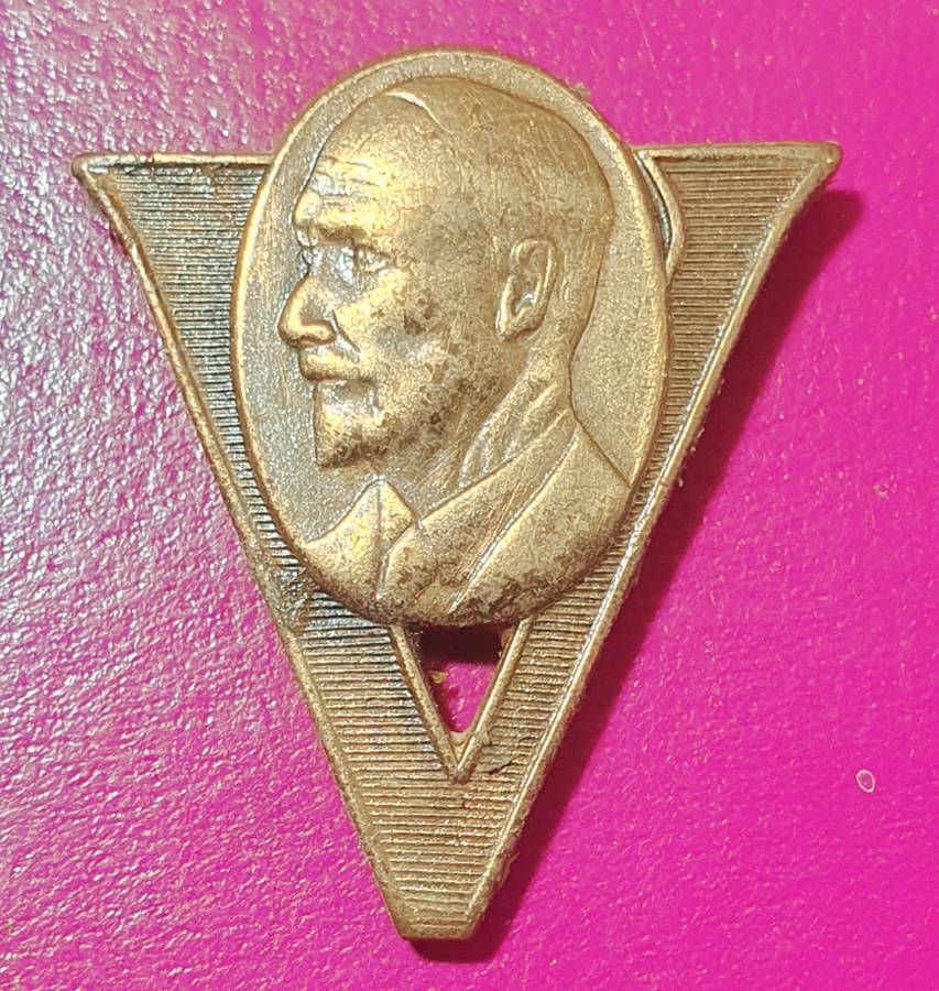JAN SMUTS VICTORY BADGE. 3CM X 2.5CM