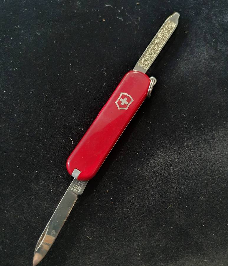 MINI VICTORINOX KNIFE AND HOLDER.