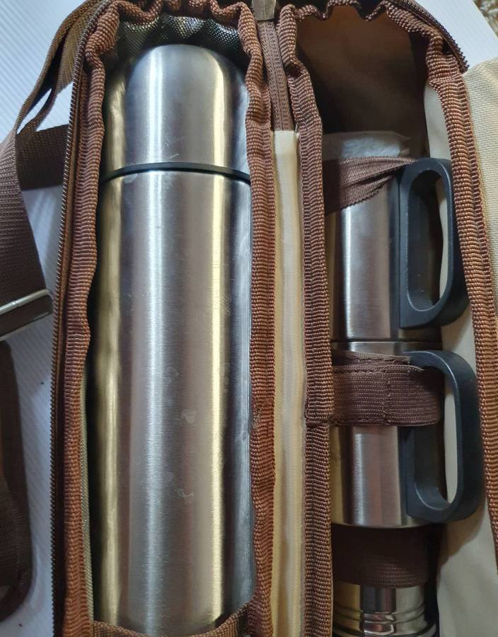 COFFEE FLASK SET WITH CARRY CASE. STAINLESS STEEL. HIGH END SET. NEVER BEEN USED.