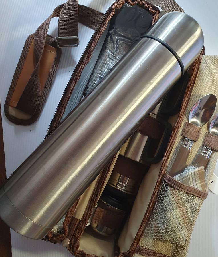 COFFEE FLASK SET WITH CARRY CASE. STAINLESS STEEL. HIGH END SET. NEVER BEEN USED.