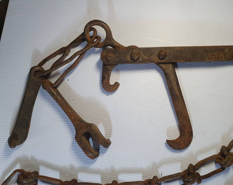 ANTIQUE DRAAD TREK / WIRE STRAINER TOOL WITH EXTRA CHAIN GRABER HOOKS.