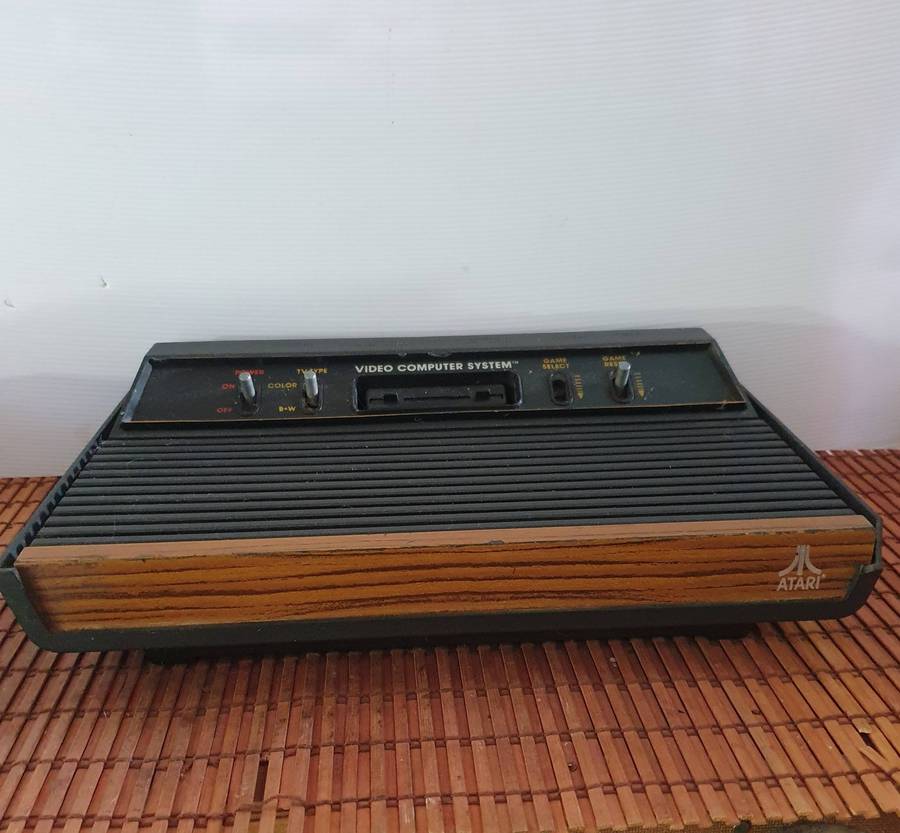 VINTAGE 1980s ATARI VIDEO COMPUTER SYSTEM CONSOLE.