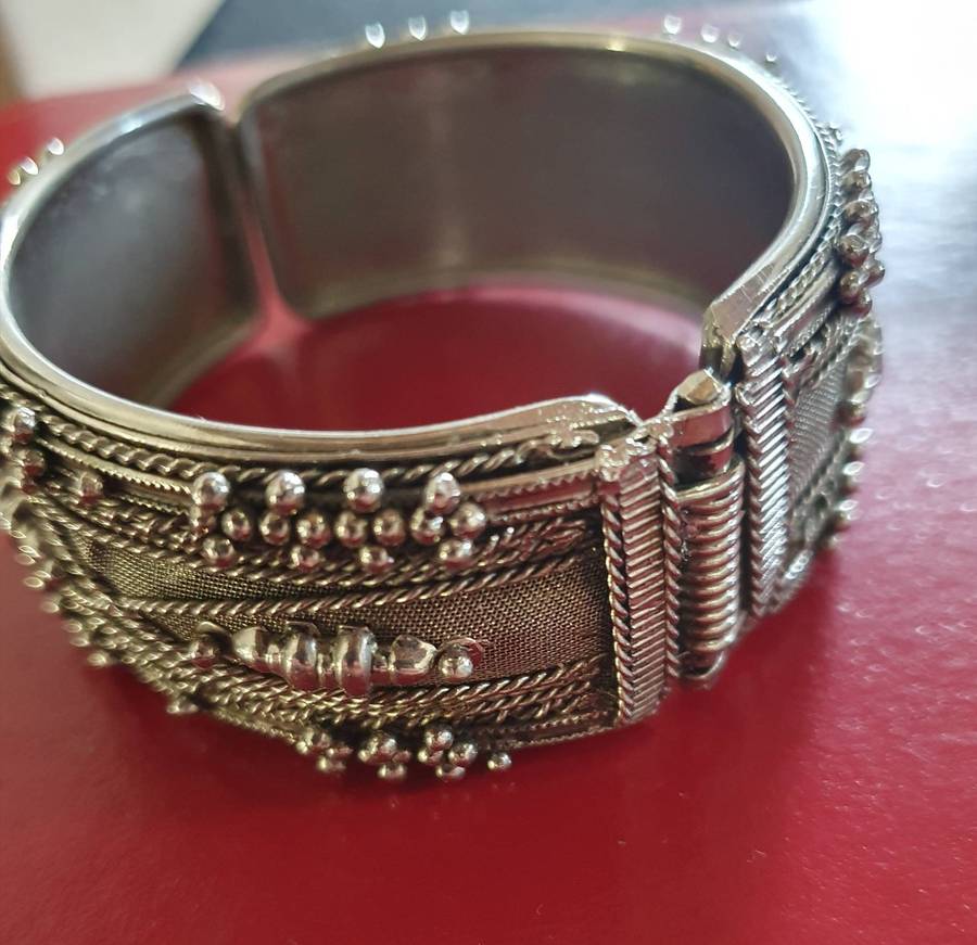 VINTAGE HIGH END METAL BANGLE WITH FINE DETAIL.