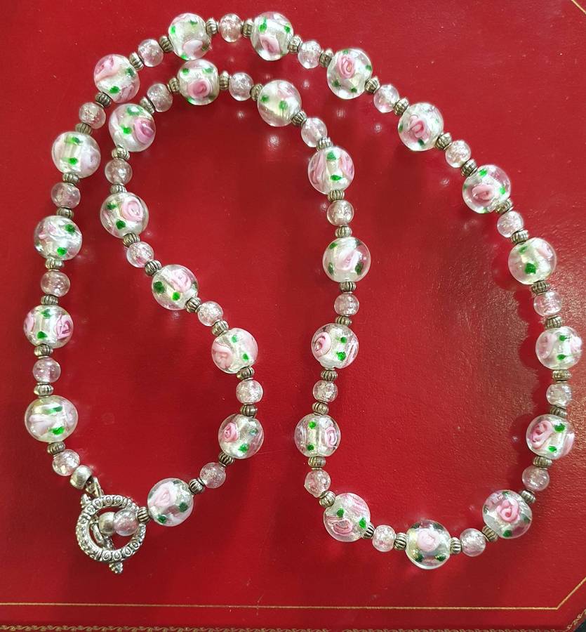 ANTIQUE  GLASS WITH ROSES NECLACE. STUNNING DETAIL !!