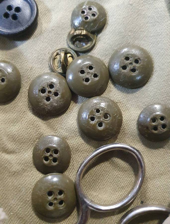 WW 11 SEWING KIT WITH CONTENTS.