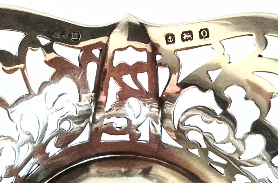 Birmingham  1913  -   Pair  -  Pierced  Bowls