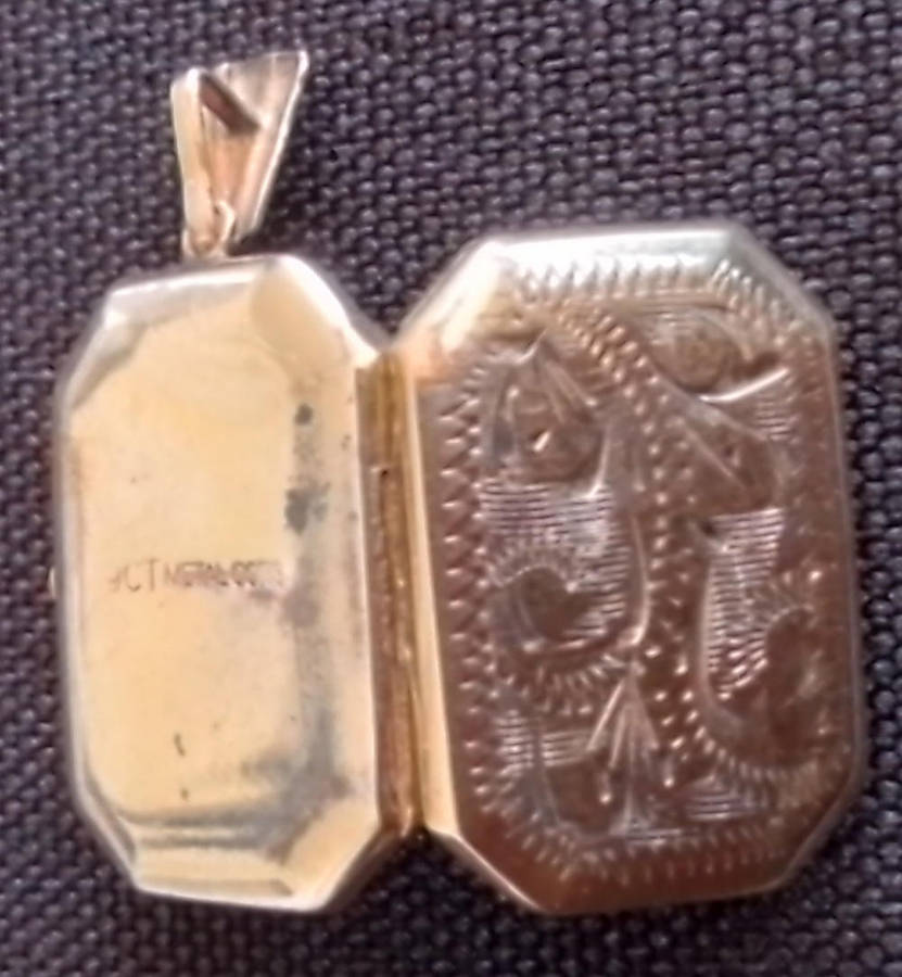 9ct  Metal  Core  Vintage Pendant