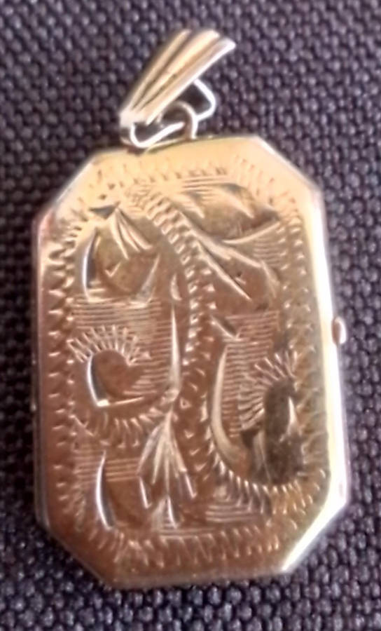 9ct  Metal  Core  Vintage Pendant