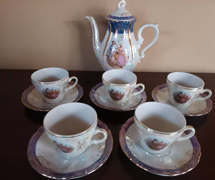 Small Victorian Theme Tea Pot, Cups and Saucers