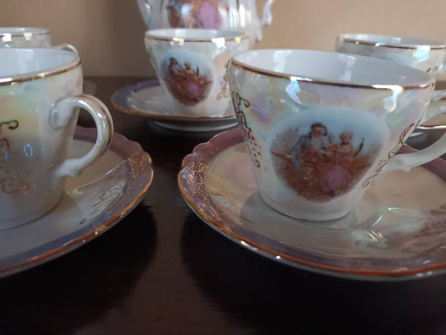 Small Victorian Theme Tea Pot, Cups and Saucers
