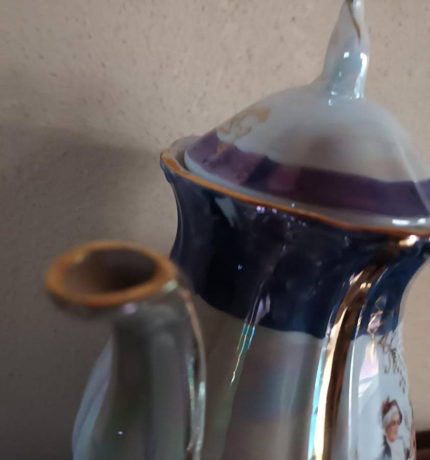 Small Victorian Theme Tea Pot, Cups and Saucers
