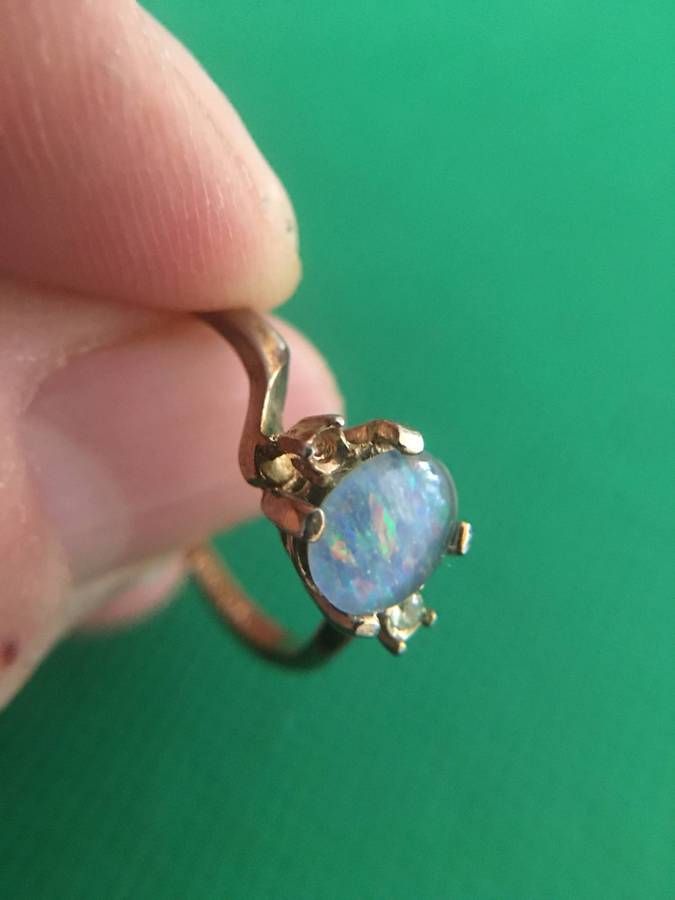 VINTAGE OPAL RING WITH ONE STONE MISSING -  SEE CARETS  ON INSIDE 14 KTS ESPO DIFFICULT TO SEE