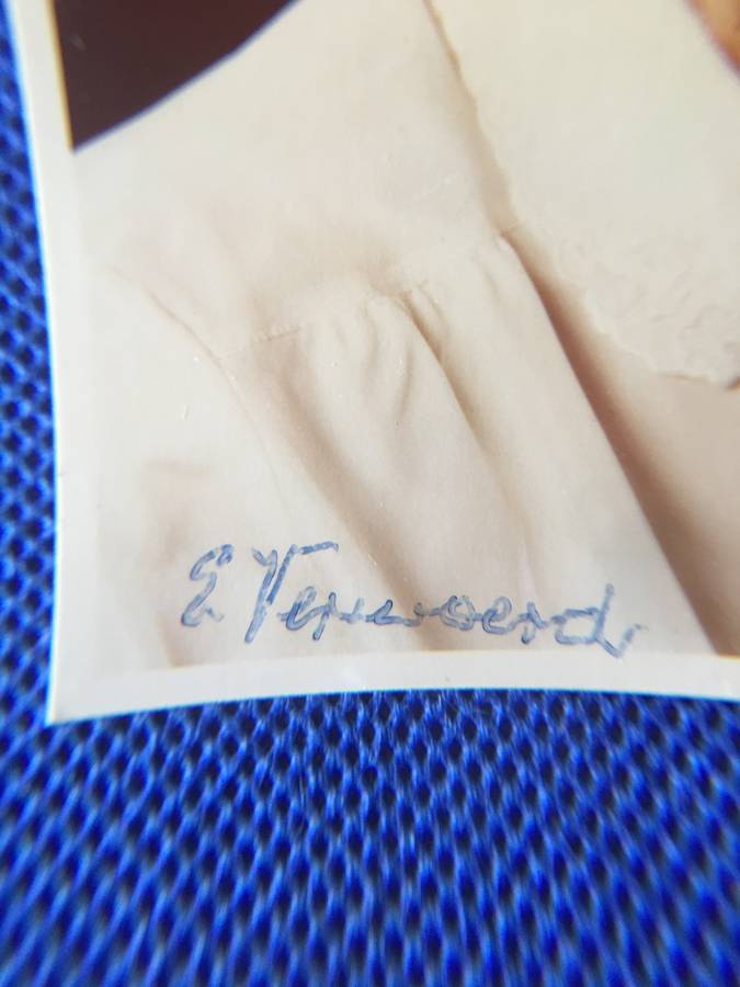 LOVELY AUTOGRAPHED PHOTO OF ELIZABETH (BESTSIE) VERWOERD THE LATE PRESIDENT VERWOERD WIFE 1901-2000
