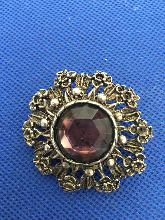 LOVELY VINTAGE BROOCH WITH STONES