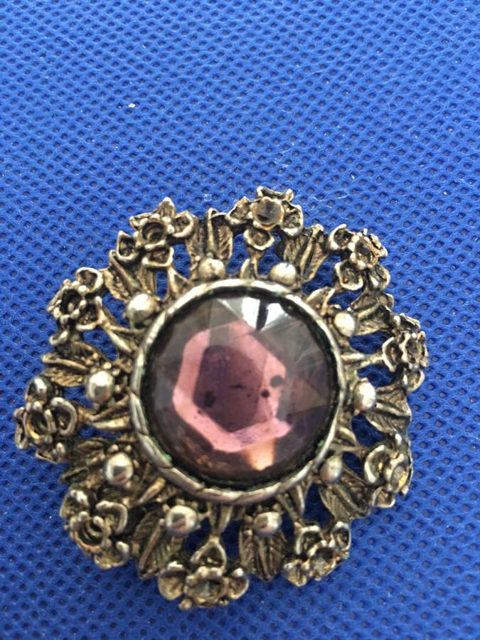 LOVELY VINTAGE BROOCH WITH STONES