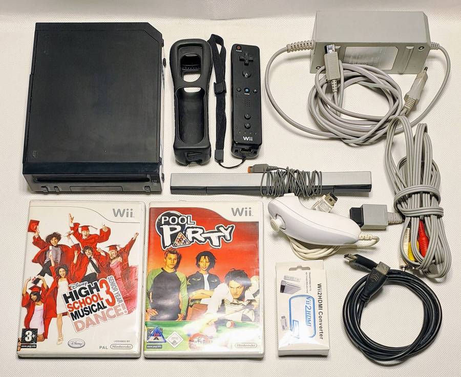 Nintendo Wii (Black & White) Console, games and HDMI Bundle