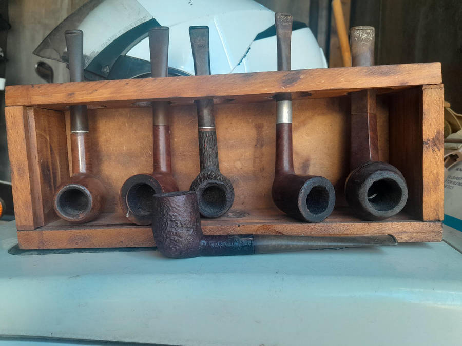 Lot of tobacco pipes.