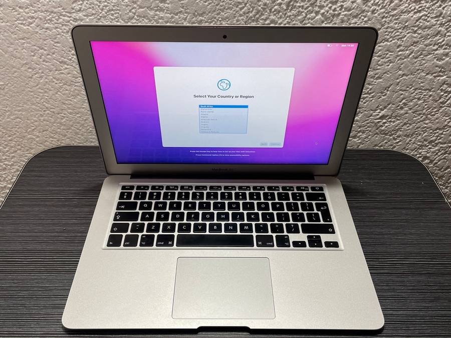 Apple Mackboook Air 2017 Emaculate Condition + 60W Fast Charger