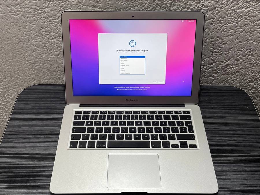 Apple Mackboook Air 2017 Emaculate Condition + 60W Fast Charger