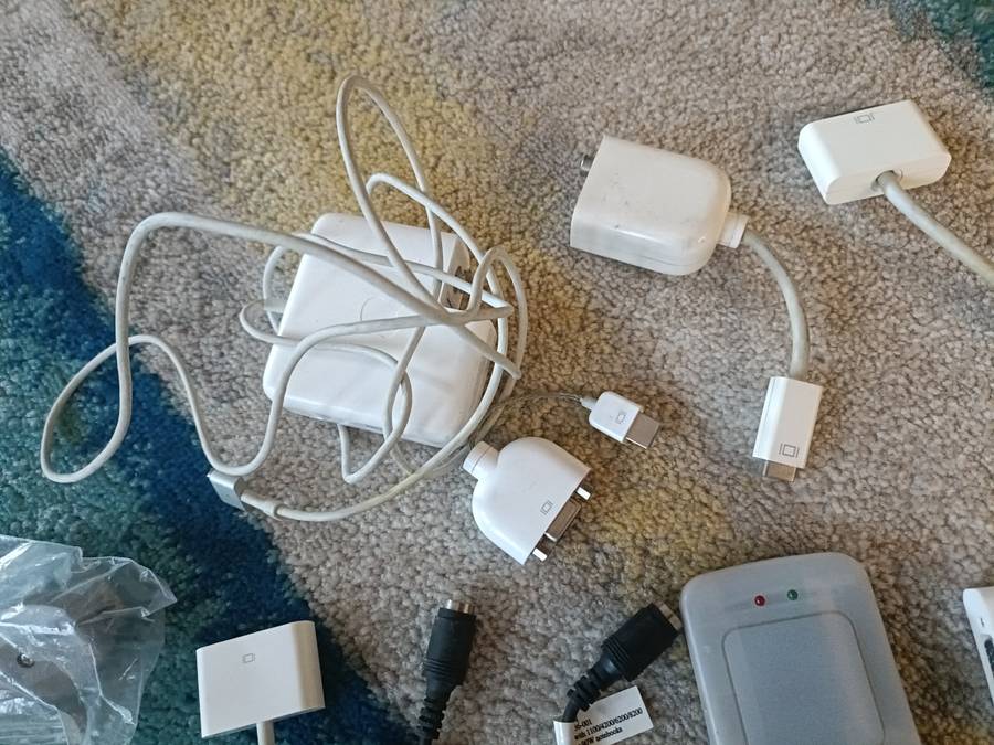 Bulk lot of Apple & other accessories