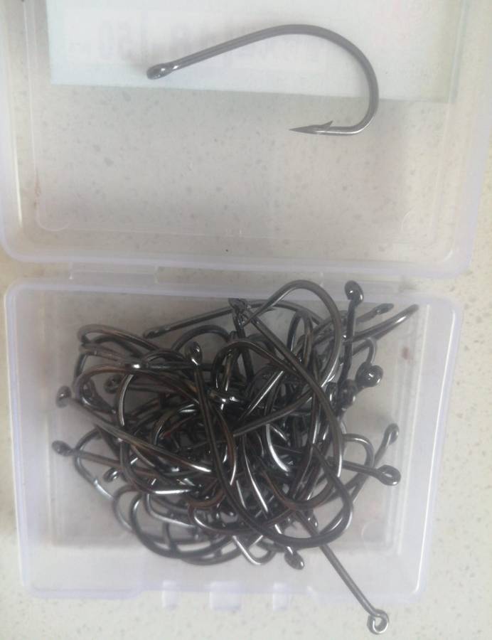 Box high Carbon steel fishing hooks, choose between 80pc size 15 or 70pc size 16