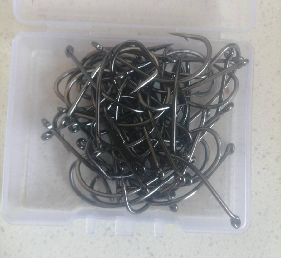 Box high Carbon steel fishing hooks, choose between 80pc size 15 or 70pc size 16