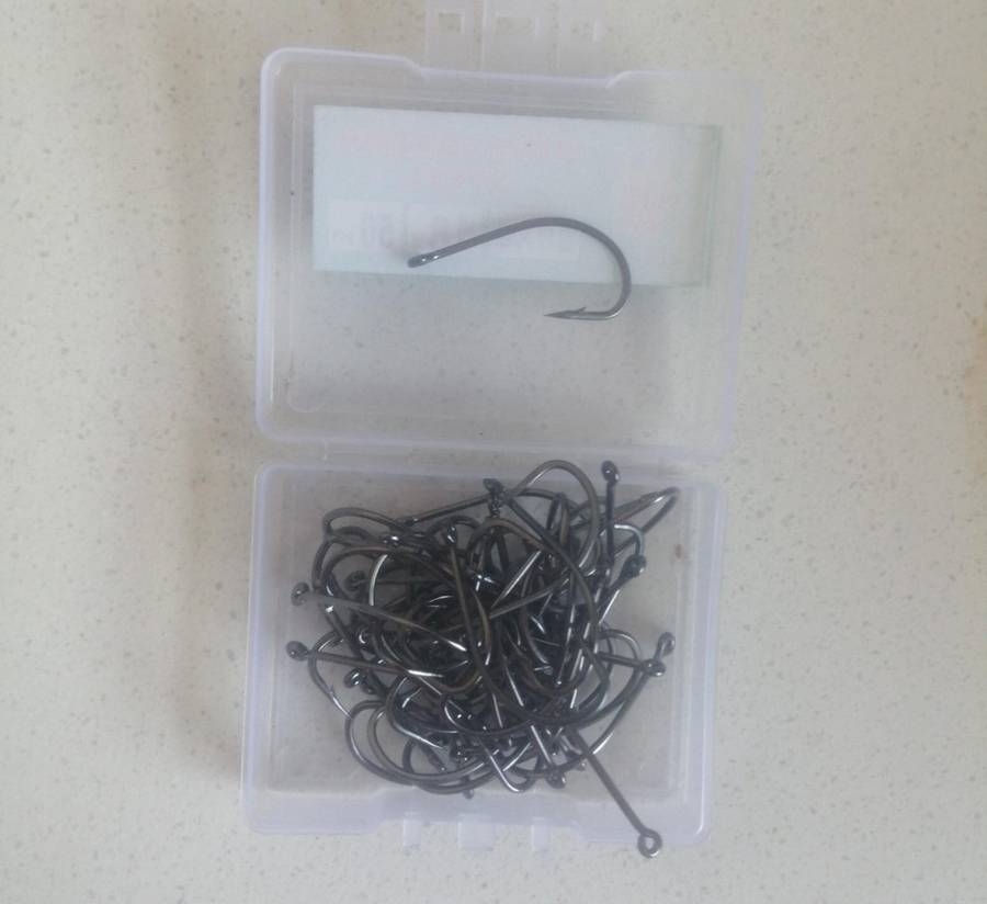 Box high Carbon steel fishing hooks, choose between 80pc size 15 or 70pc size 16