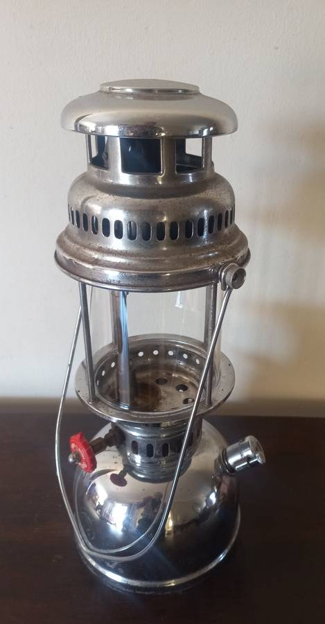 butterfly paraffin lamp in good condoition