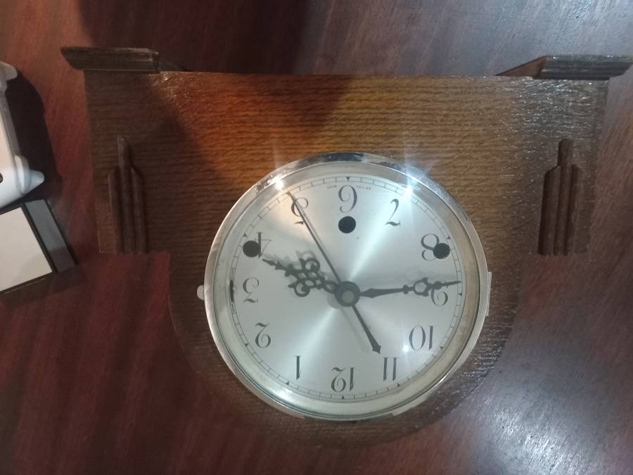 VINTAGE MANTEL CLOCK - OLD CASING CHANGED TO BATTERY OPERATED
