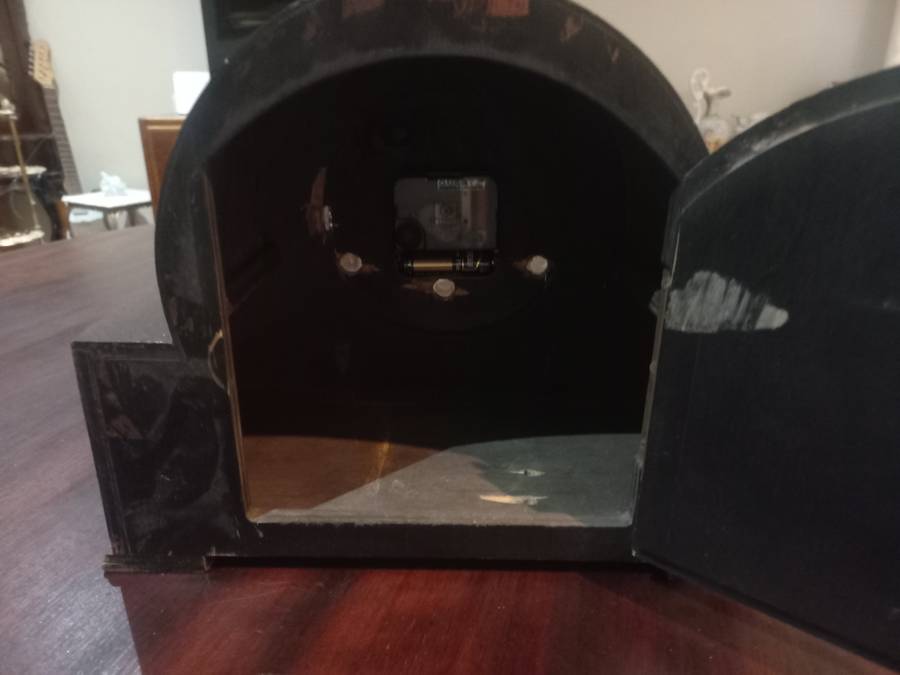VINTAGE MANTEL CLOCK - OLD CASING CHANGED TO BATTERY OPERATED