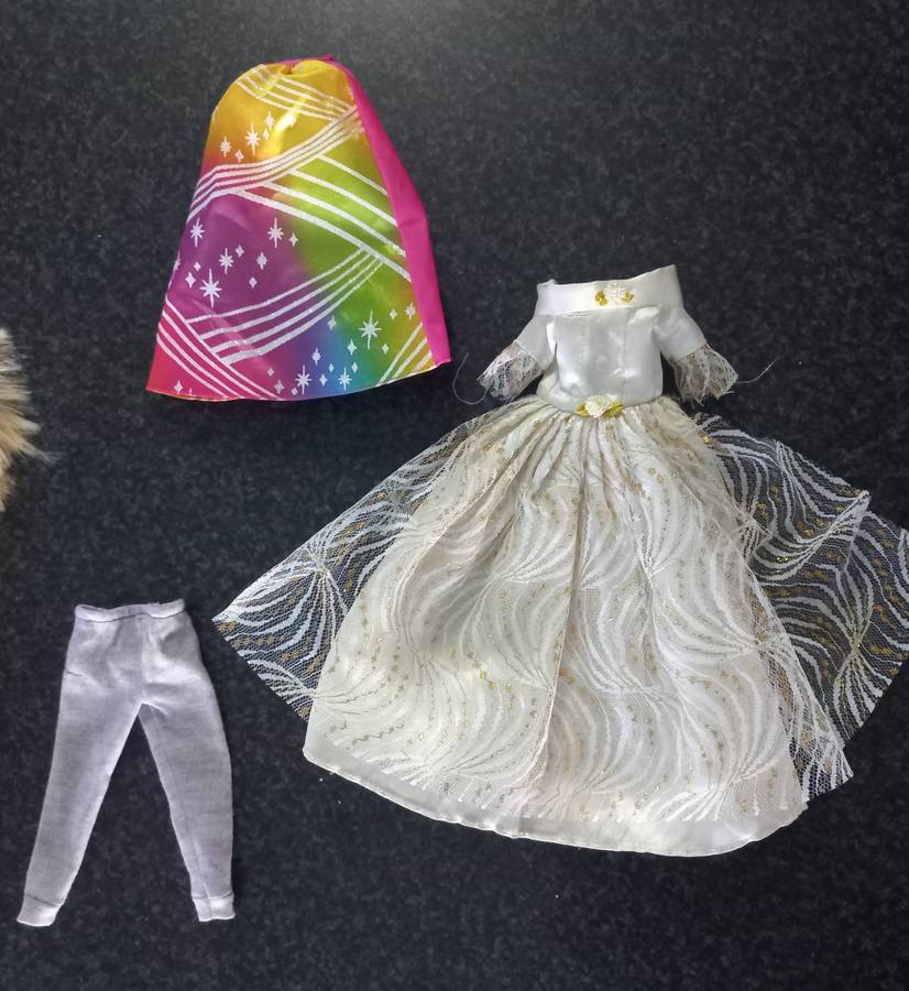 COLLECTION 5X BARBIE DOLLS, KEN, LOTS OF MYSCENE SHOES AND CLOTHING