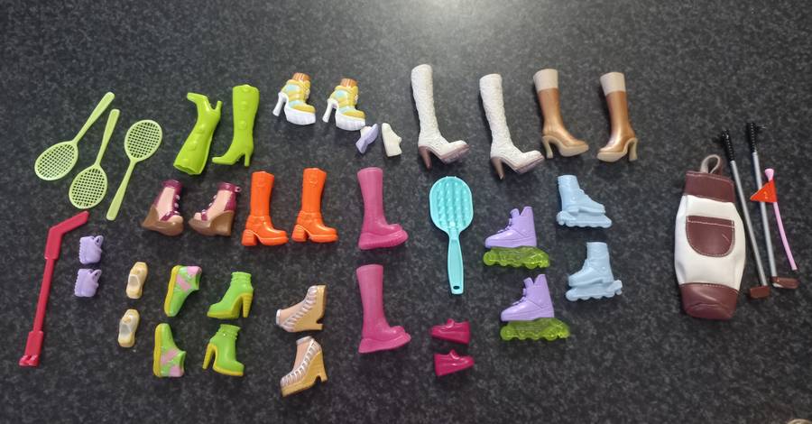 COLLECTION 5X BARBIE DOLLS, KEN, LOTS OF MYSCENE SHOES AND CLOTHING