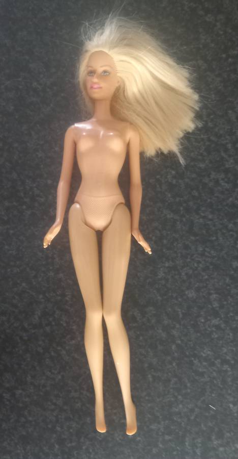 COLLECTION 5X BARBIE DOLLS, KEN, LOTS OF MYSCENE SHOES AND CLOTHING