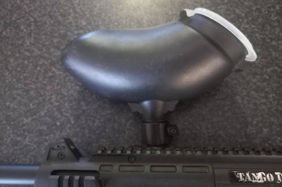 TASNGO ONE PAINTBALL GUN IN GOOD CODITION