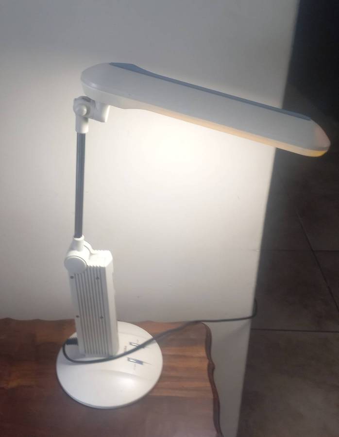 AKINA TABLE LAMP IN VERY GOOD WORKING CONDITION