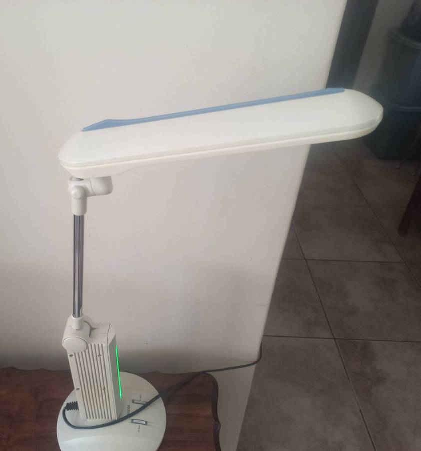 AKINA TABLE LAMP IN VERY GOOD WORKING CONDITION