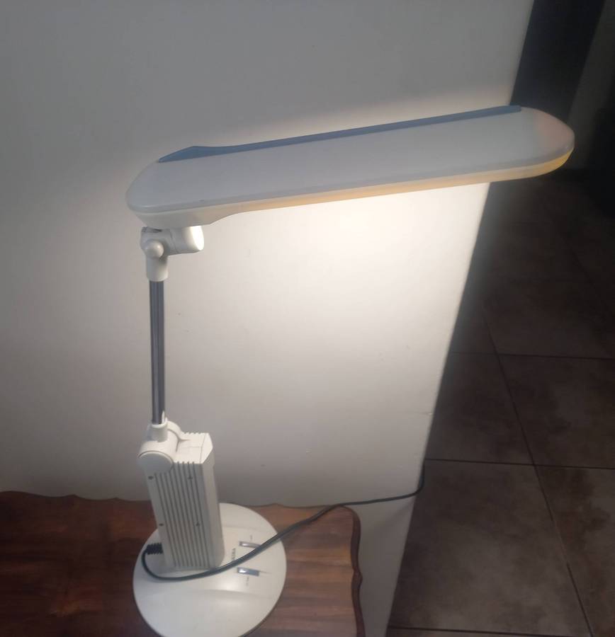 AKINA TABLE LAMP IN VERY GOOD WORKING CONDITION