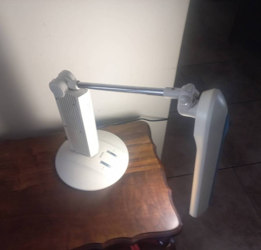 AKINA TABLE LAMP IN VERY GOOD WORKING CONDITION