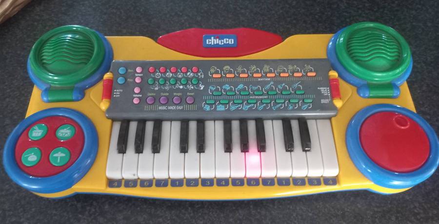 CHICO CHILDRENS PIANO IN VERY GOOD WORKING CONDITION