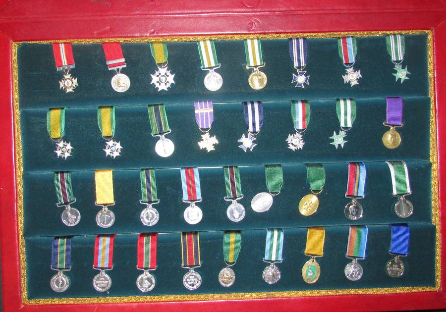 Rhodesian Honours and Awards Miniature Medal Set - Reuteler Number 000369