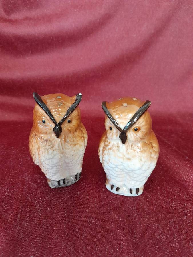 Vintage pair of owls ceramic porcelain salt & pepper shakers